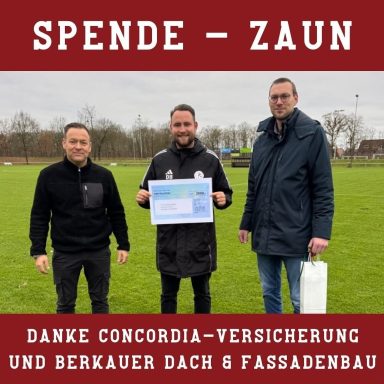 Drei Männer halten ein Spendenzertifikat für einen Zaunprojekt. Hintergrund: Wiese.