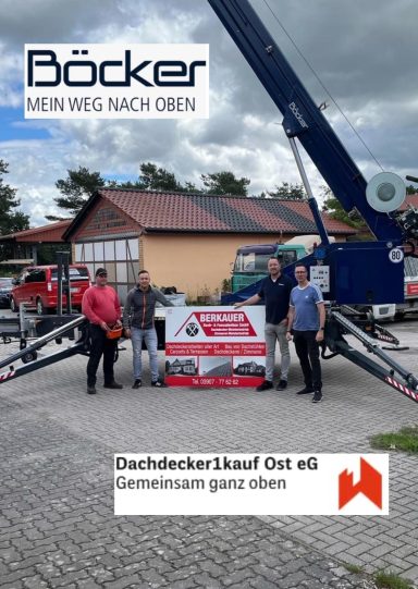 Vier Personen stehen neben einem Kran, mit einem Schild der Firma Böcker im Vordergrund.